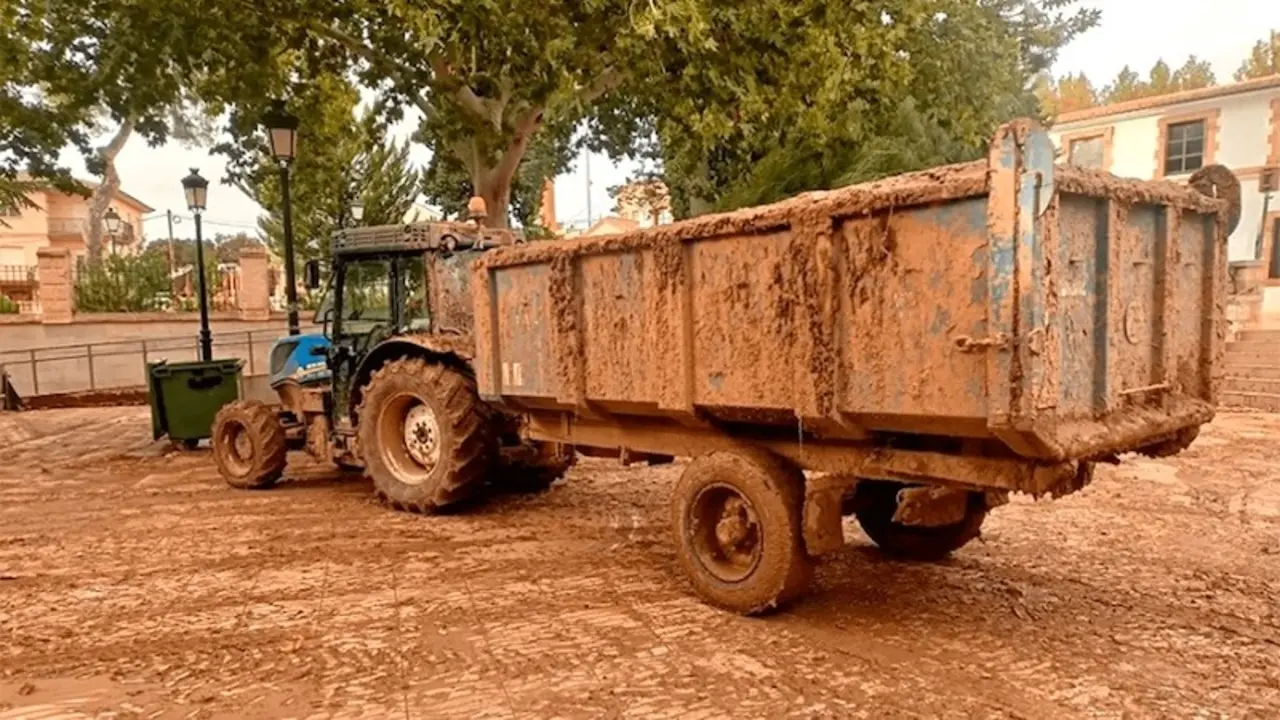 Agricultura publica ayudas por 9,7 millones para reponer maquinaria afectada por la dana