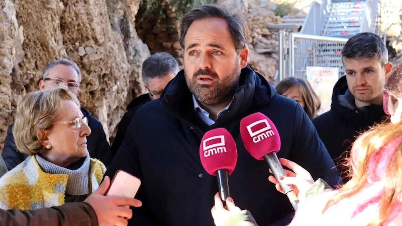 El presidente del PP de Castilla-La Mancha, Paco Núñez, atendiendo a los medios este jueves en su visita a Letur (Albacete)