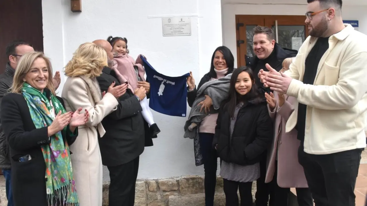 El vicepresidente primero del Gobierno de Castilla-La Mancha, José Luis Martínez Guijarro, ha inaugurado la vivienda municipal para alquiler en Almodóvar del Pinar (Cuenca)