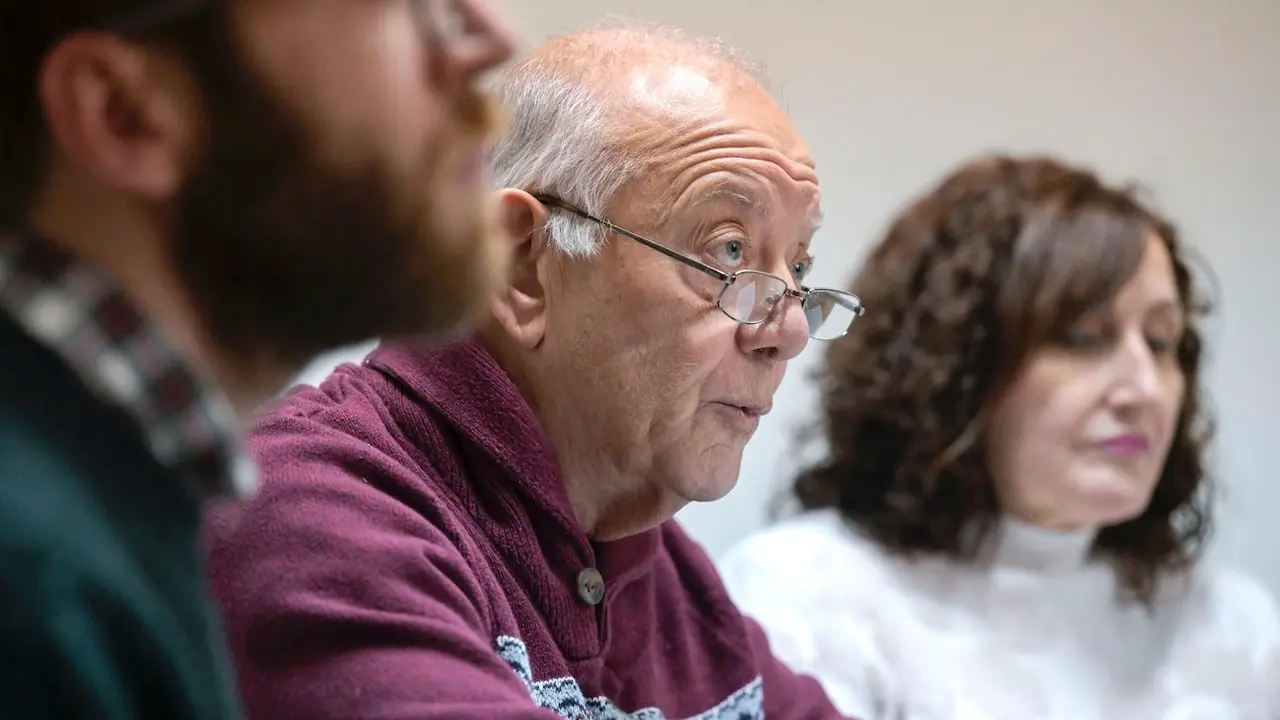El presidente de la Asociación Bullaque Vivo, José Falquina, anuncia que pondrán en marcha una campaña de microfinanciación para luchar legalmente contra la instalación de varias macrogranjas en el entorno de este río - EFE/ Jesus Monroy