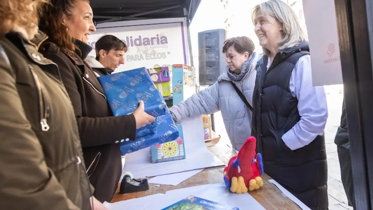 Cáritas espera recoger unos 400 juguetes en su iniciativa 'Calle Mayor Solidaria'
