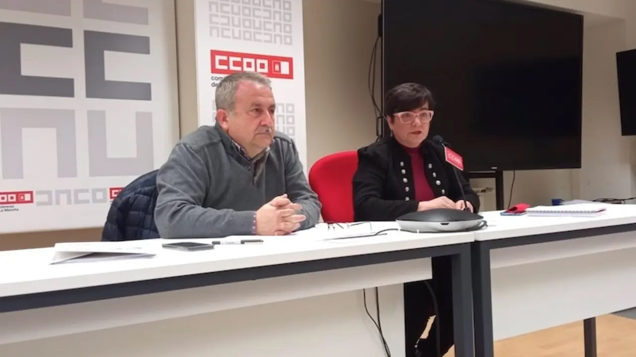 El secretario general de CCOO-Sanidad y Sectores Sociosanitarios, Humberto Muñoz, y la responsable de esta federación del sindicato en Castilla-La Mancha, Chelo Cuadra