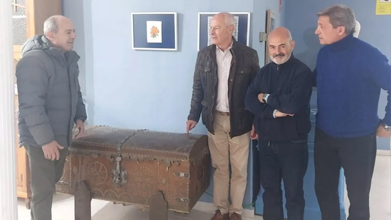 Almagro recibe la donación de un cuadro del siglo XVII y un baúl del siglo XVIII