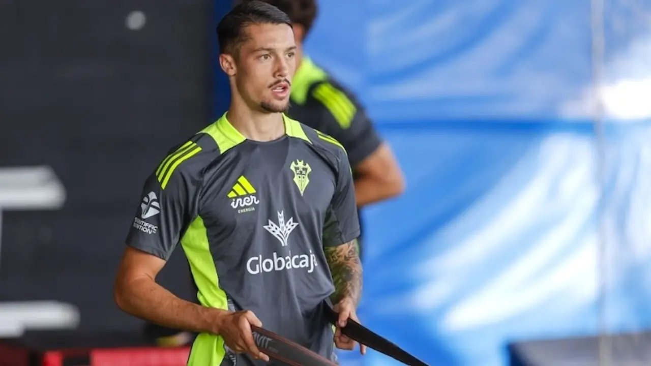 El central del Albacete, Lalo Aguilar, está "muy feliz" con su debut profesional