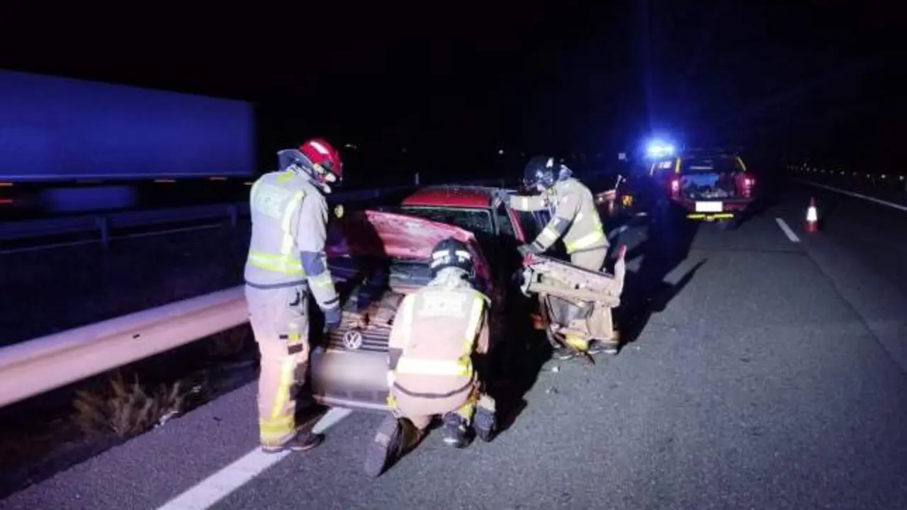 Un kamikaze siembra el pánico conduciendo en dirección contraria en una carretera, accidente, choque, colisión,