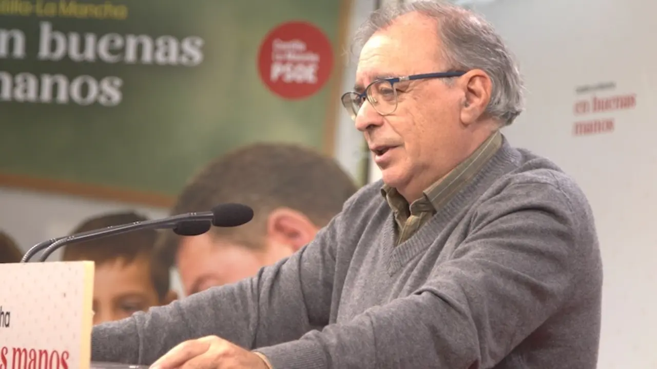 El diputado del PSOE en las Cortes de Castilla-La Mancha, Fernando Mora, durante la rueda de prensa que ha ofrecido en la sede de los socialistas en Toledo