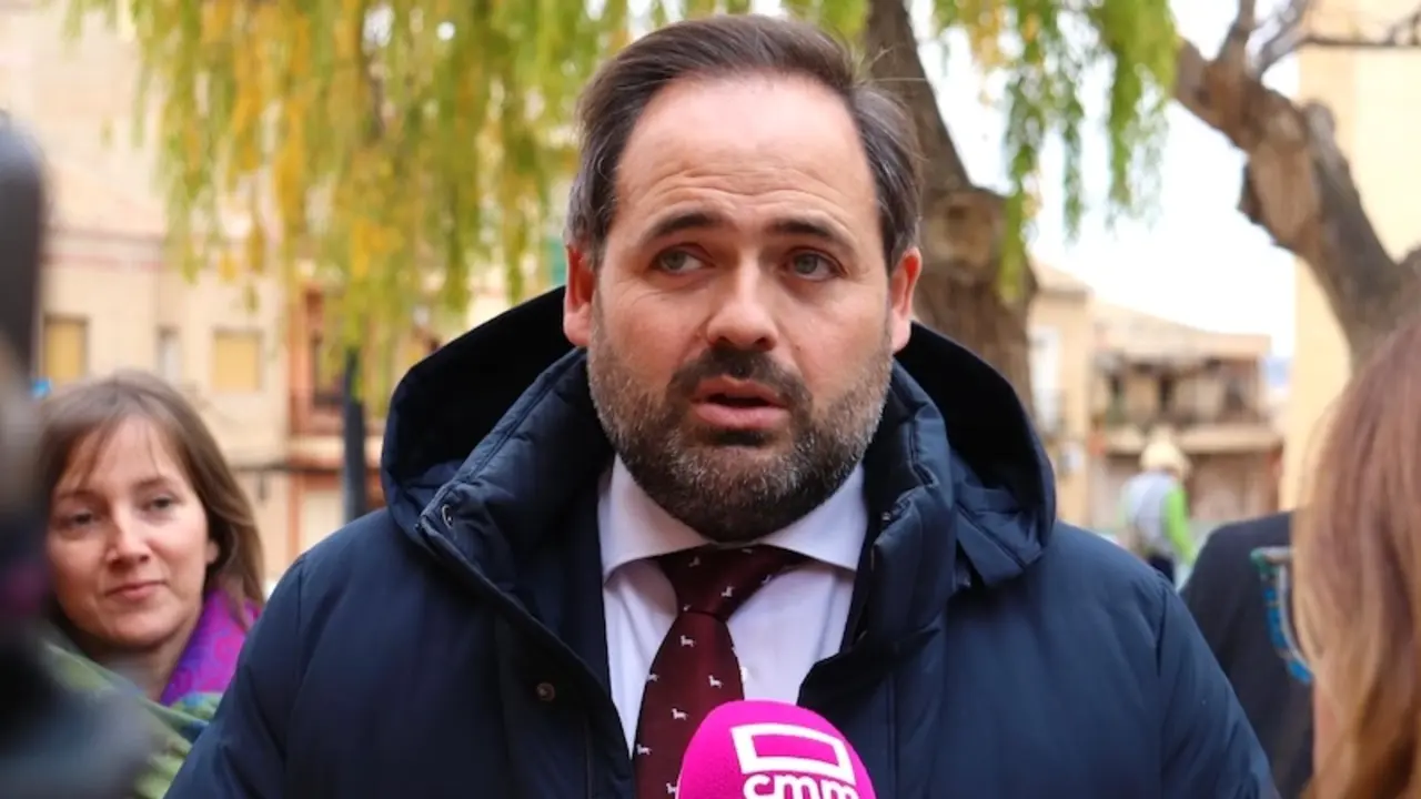 El presidente del PP de Castilla-La Mancha, Paco Núñez, atendiendo a los medios de comunicación en su visita a Fuente-Álamo (Albacete)
