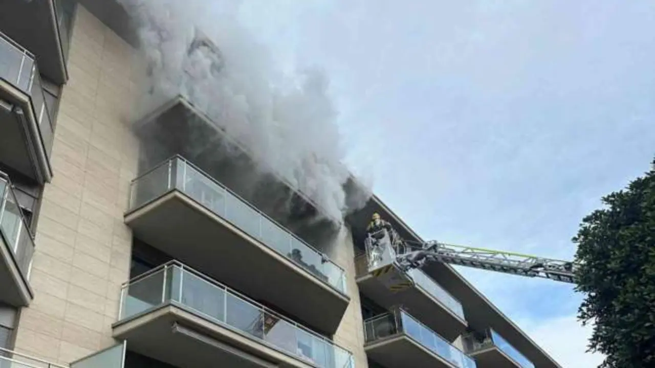 Al menos 4 heridos tras el incendio originado en un piso que ha quedado calcinado