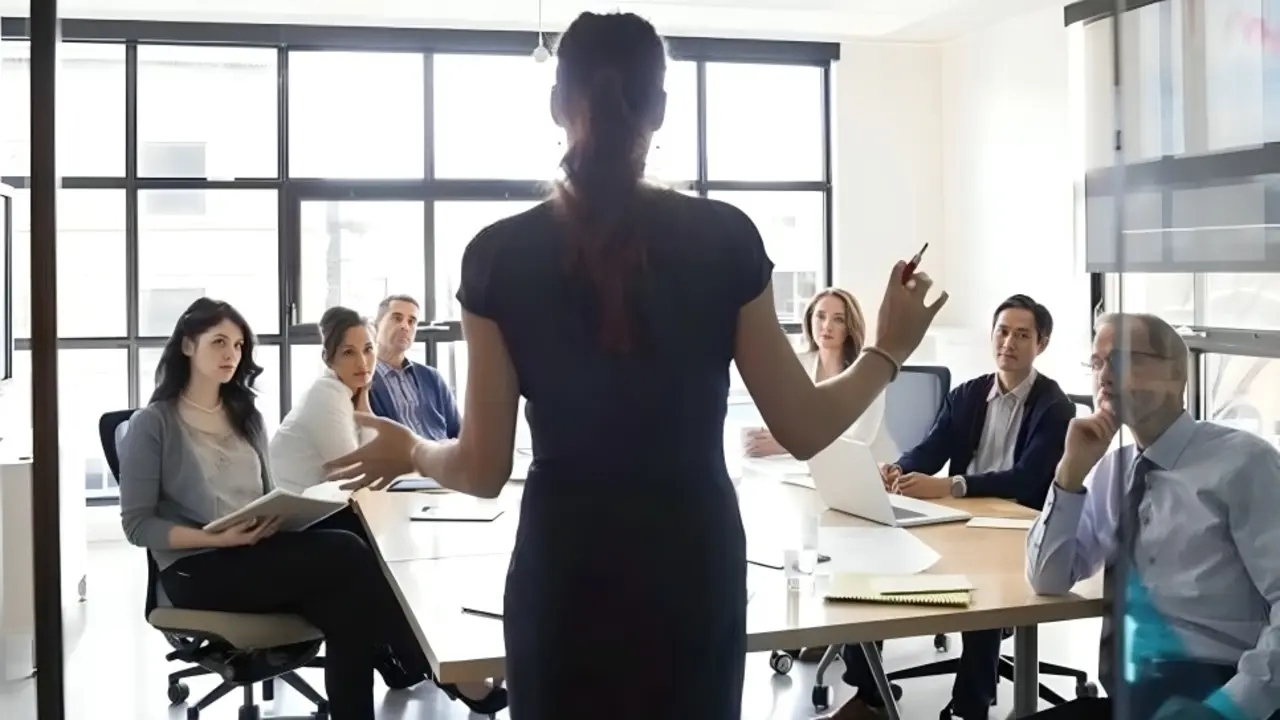 liderazgo femenino, puestos de dirección, mujer directiva, trabajadora, empresaria, directora, jefa, brecha salarial, igualdad, reunión,