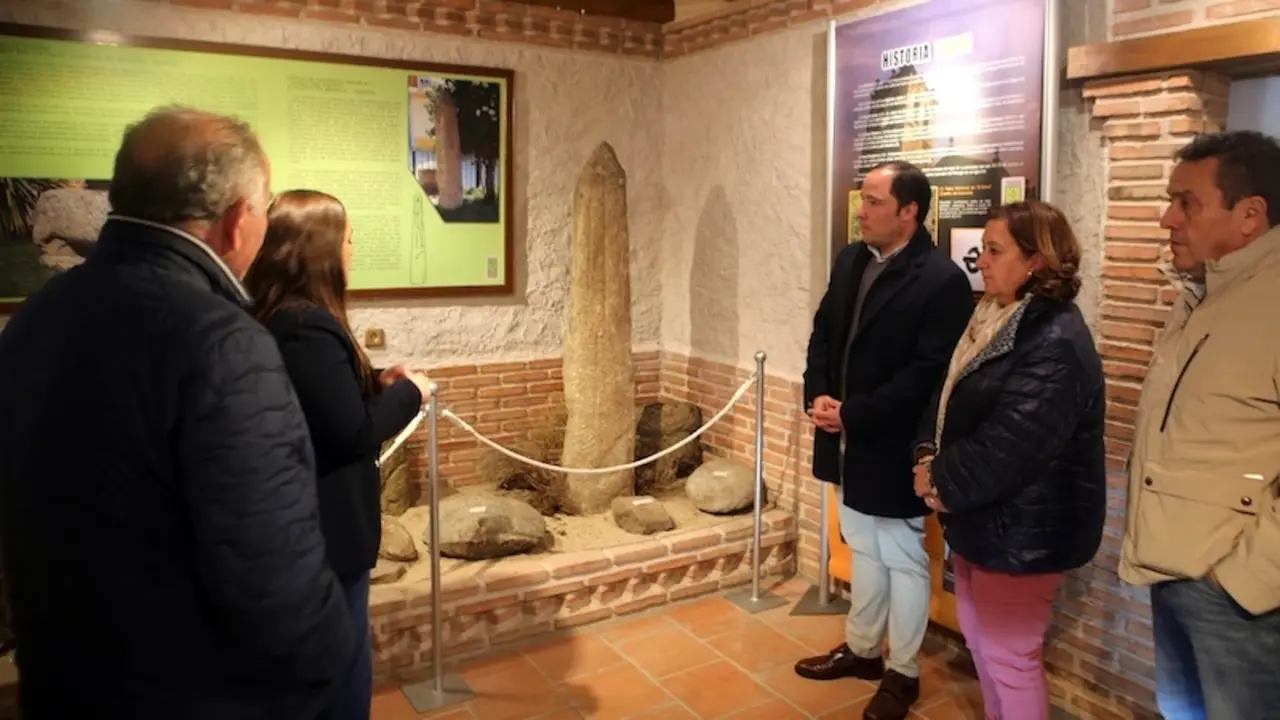 La presidenta de la Diputación de Toledo, Concepción Cedillo, ha visitado la localidad de Castillo de Bayuela, donde ha conocido el Punto de Información Turística de la localidad