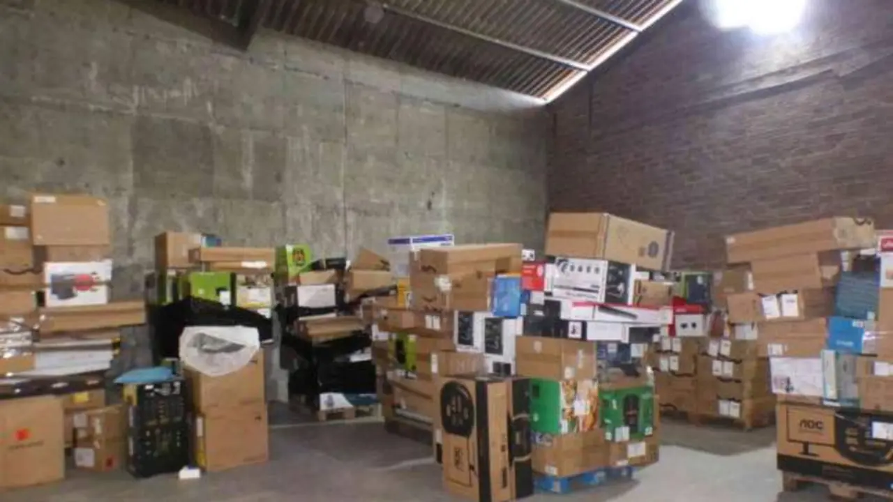 Paquetes de Amazon que nunca llegan: robados por transportistas y escondidos en una nave