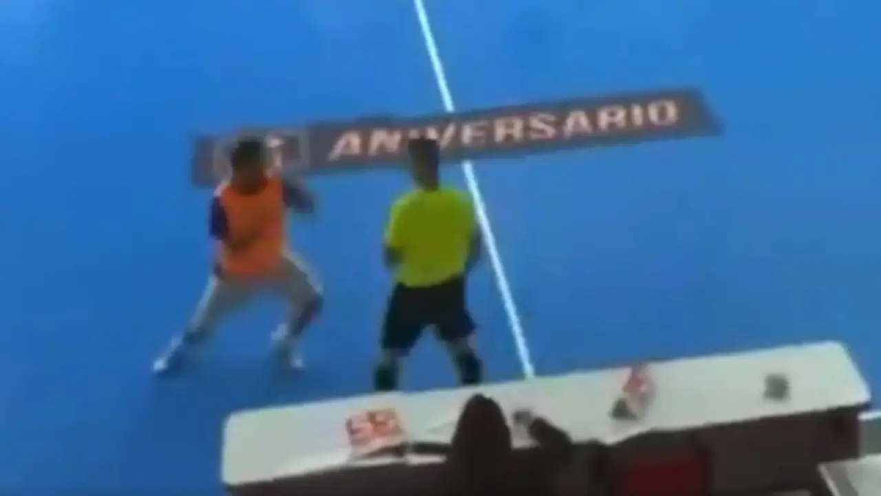 Un jugador agrede a un árbitro durante un torneo de fútbol sala navideño en Cuenca
