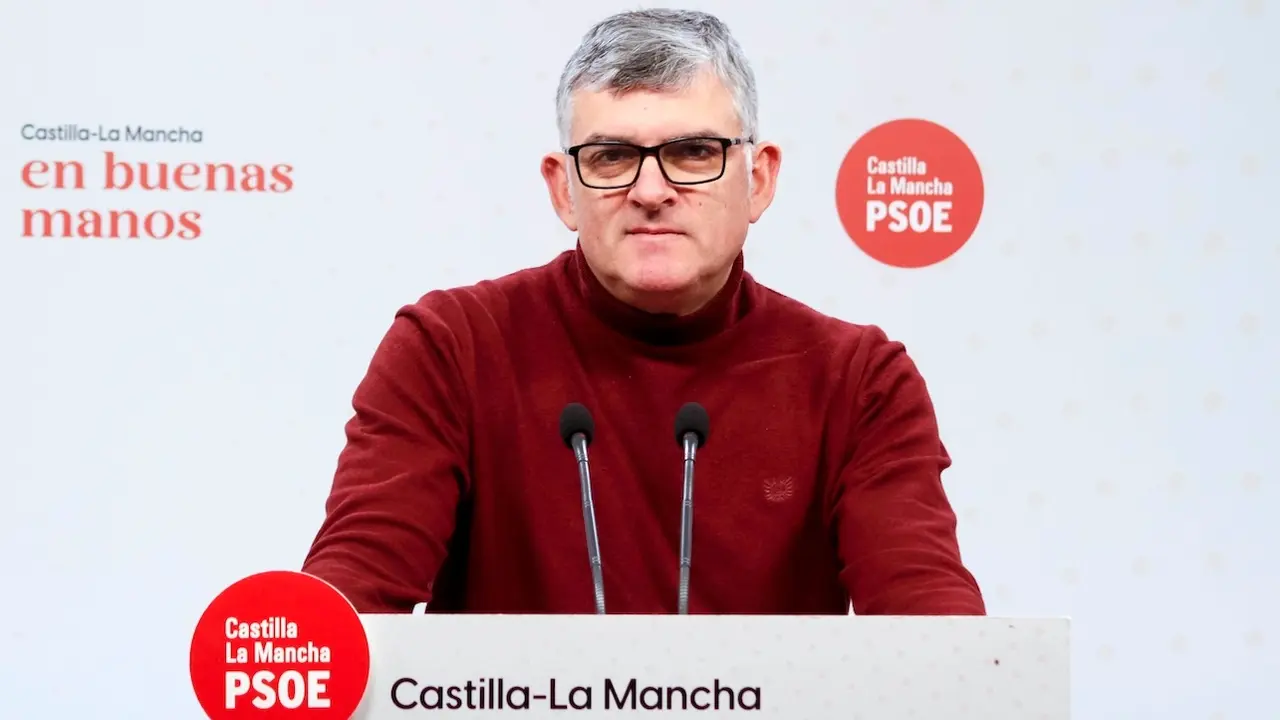 El presidente del PSOE en las Cortes de Castilla-La Mancha, Ángel Tomás Godoy, durante la rueda de prensa que ha ofrecido en la sede de los socialistas en Toledo