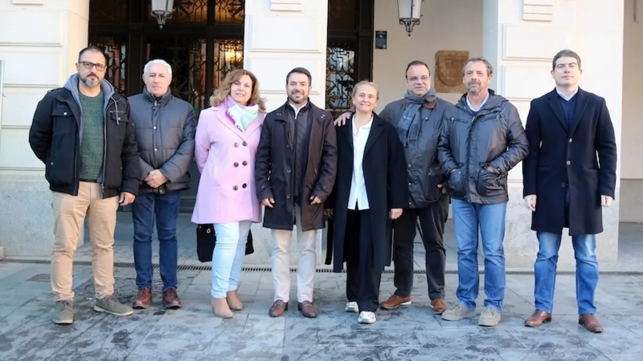 La concejala de Asuntos Sociales en el Ayuntamiento de Guadalajara e integrante De Vox, Eva Henche (4ªdcha), con otros integrantes del partido
