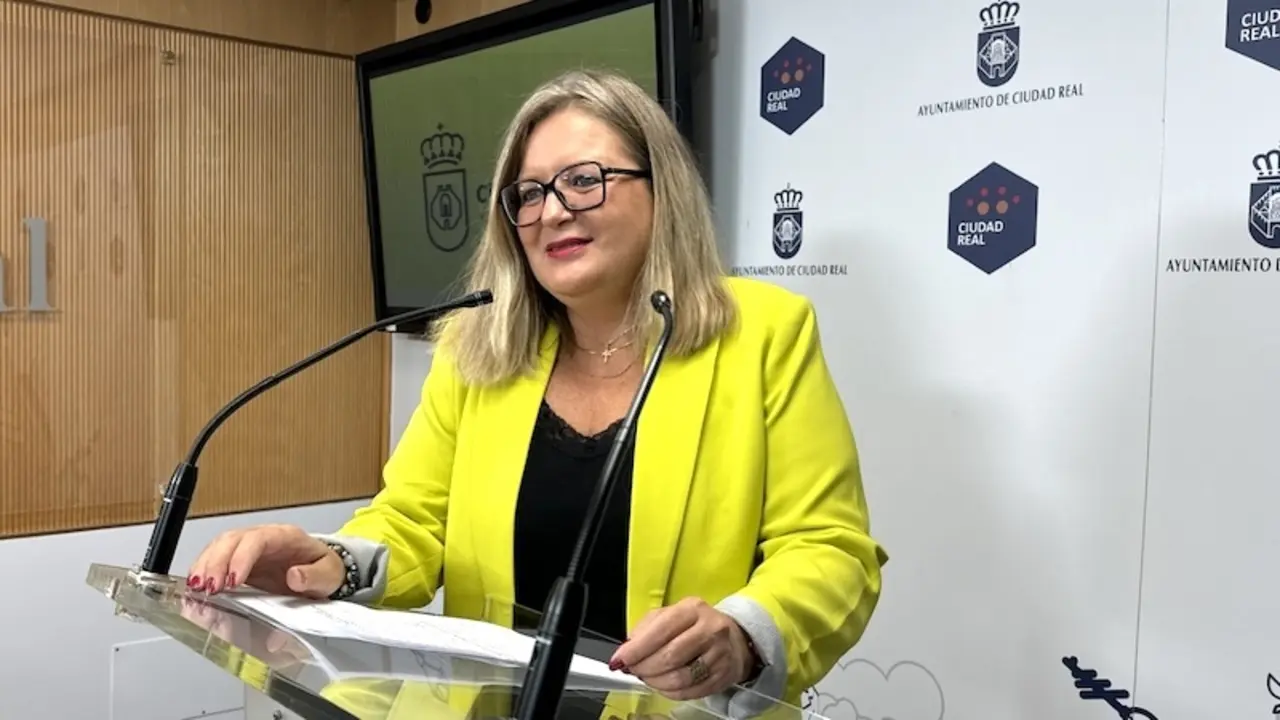 La viceportavoz del equipo de Gobierno del Ayuntamiento de Ciudad Real y concejala de Servicios Sociales, Aurora Galisteo, en rueda de prensa