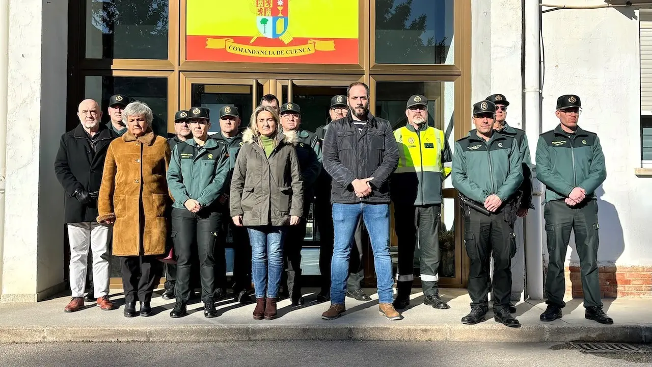 La delegada del Gobierno en Castilla-La Mancha, Milagros Tolón, ha visitado a la Guardia Civil de Cuenca y reencontrado con los agentes de Mira tras la trágica dana de octubre y ha participado en el minuto de silencio convocado por la Delegación del Gobierno con motivo del último asesinato machista