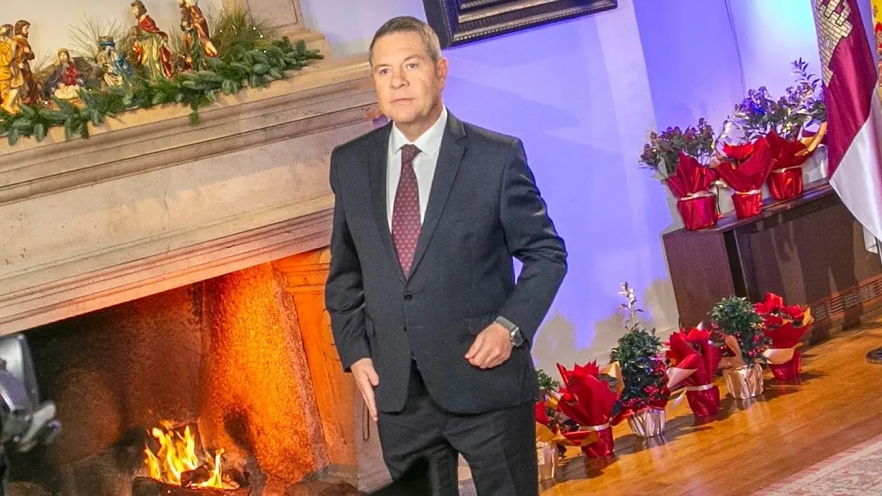 El presidente de Castilla-La Mancha, Emiliano García-Page, durante el tradicional mensaje de Año Nuevo, grabado en el Palacio de Fuensalida de Toledo