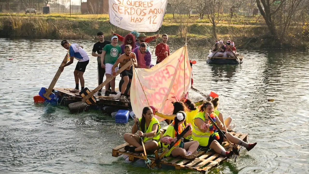 Despiden 2024 con un baño en el río Bullaque y con reivindicación contra las macrogranjas -&nbsp;EFE/Jesús Monroy