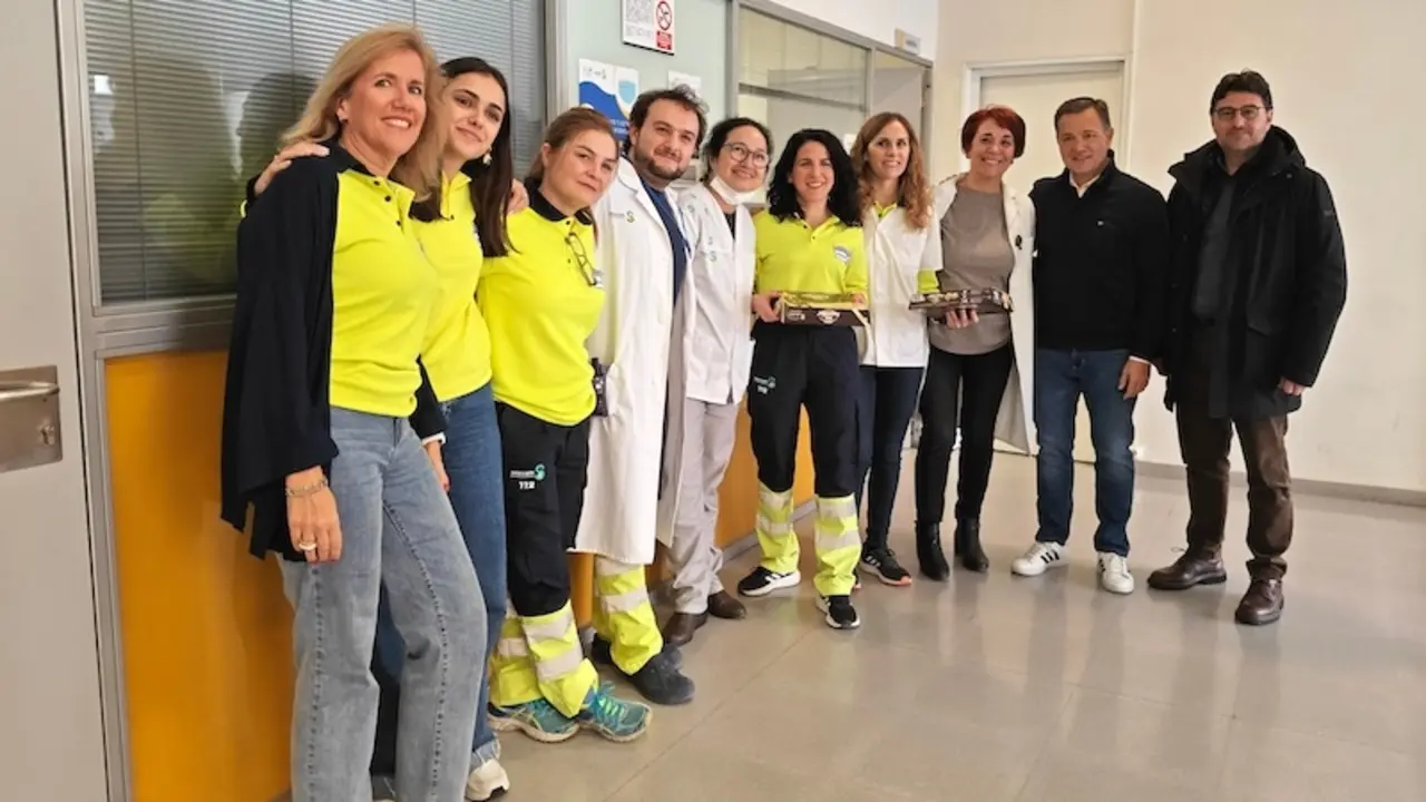 El alcalde de Albacete, Manuel Serrano, ha visitado a los sanitarios de guardia en Nochevieja y les ha agradecido su compromiso y empatía, “todos los días del año y especialmente hoy”