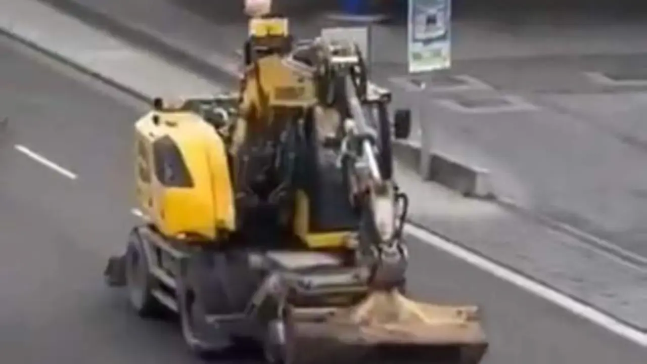 VIDEO. Roba una excavadora, destroza coches, hiere a los agentes y acaba abatido a tiros