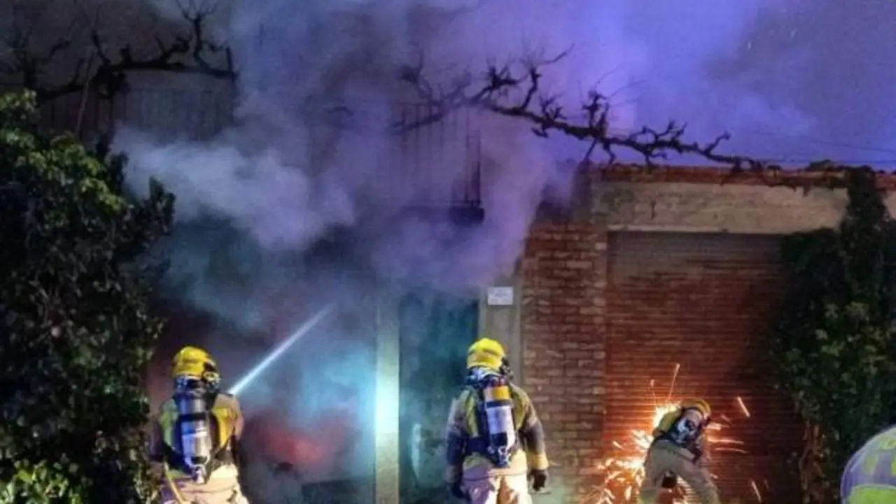 Arde una casa ocupada: un detenido acusado de provocar el incendio en el edificio, bomberos