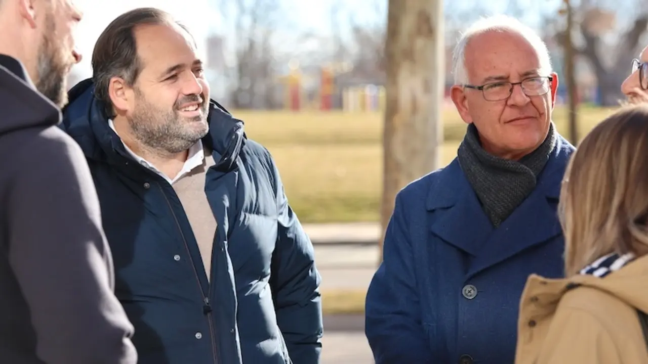 El presidente del PP de Castilla-La Mancha, Paco Núñez, durante la visita que ha realizado a la localidad de Yebes (Guadalajara)
