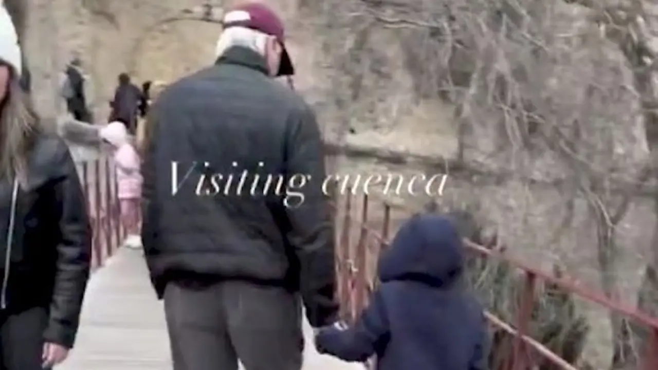 Richard Gere comienza el año 2025 dando un paseo con su familia por Cuenca