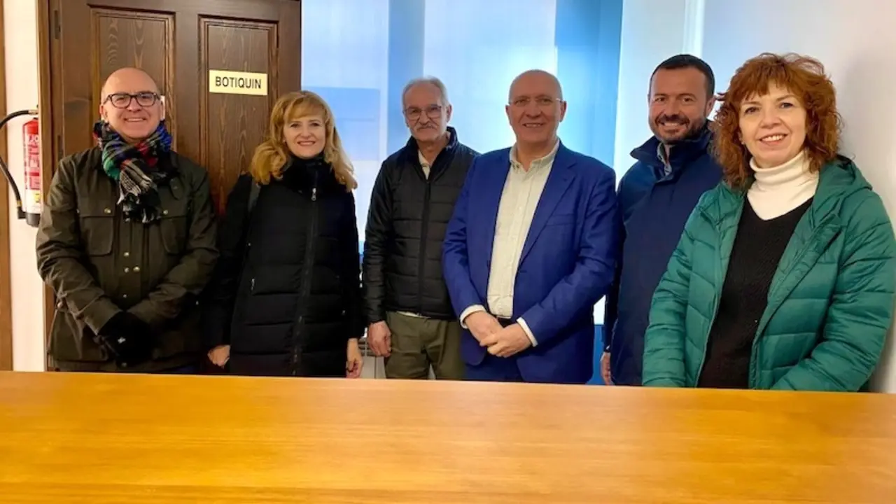 El comisionado del reto demográfico del Gobierno de Castilla-La Mancha, Jesús Alique, ha visitado el botiquín farmacéutico de Alocén (Guadalajara)