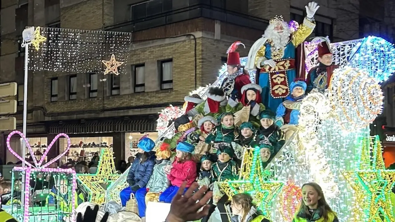 Los Reyes Magos llegan a Cuenca en tirolina y desfilarán en la tradicional Cabalgata