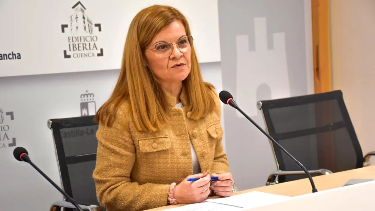 La directora del Instituto de la Mujer de Castilla-La Mancha, Lourdes Luna, ha informado sobre el servicio regional de atención telefónica a víctimas de violencia de género