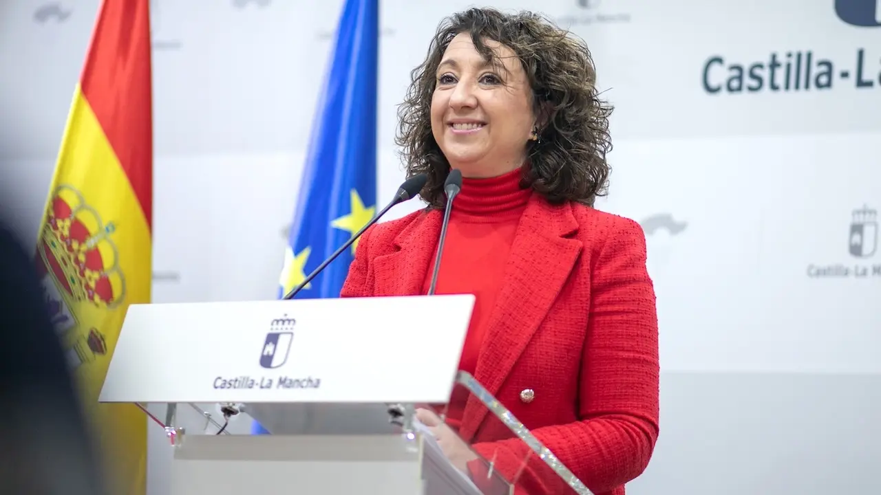 La directora general de Empleo del Gobierno de Castilla-La Mancha, Elena García Zalve, durante la rueda de prensa que ha ofrecido en la sede de la consejería en Toledo