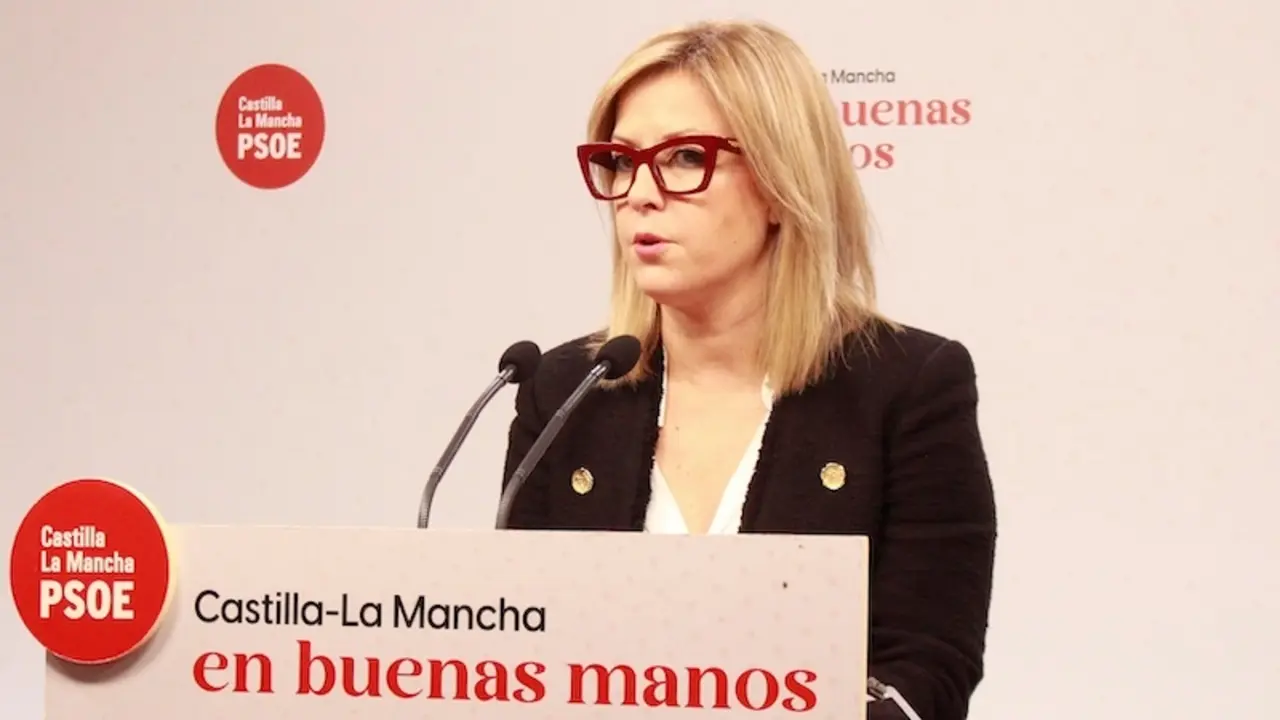 La portavoz del PSOE en las Cortes de Castilla-La Mancha, Ana Isabel Abengózar, durante la rueda de prensa que ha ofrecido en la sede de los socialistas en Toledo
