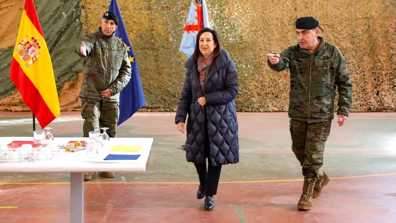 La ministra de Defensa, Margarita Robles, durante la visita que ha realizado al Toledo Training Coordination Center (TTCC), donde se forma a los combatientes ucranianos