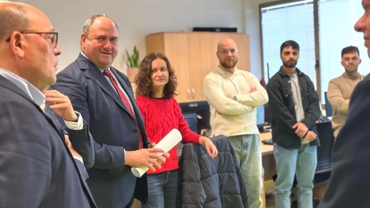 El consejero de Agricultura, Ganadería y Desarrollo Rural, Julián Martínez Lizán, durante la visita que ha realizado al Parque Científico y Tecnológico de Castilla-La Mancha