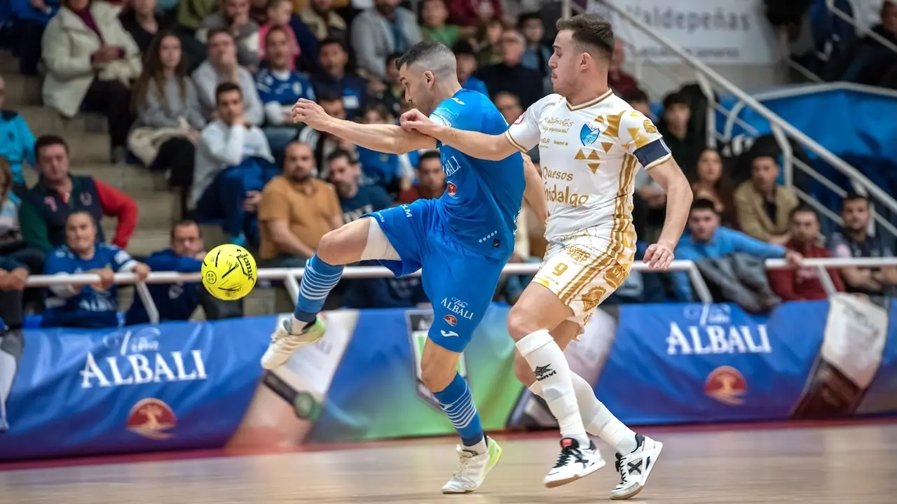 El Valdepeñas logra contra el Manzanares su primera victoria en casa (5-2)