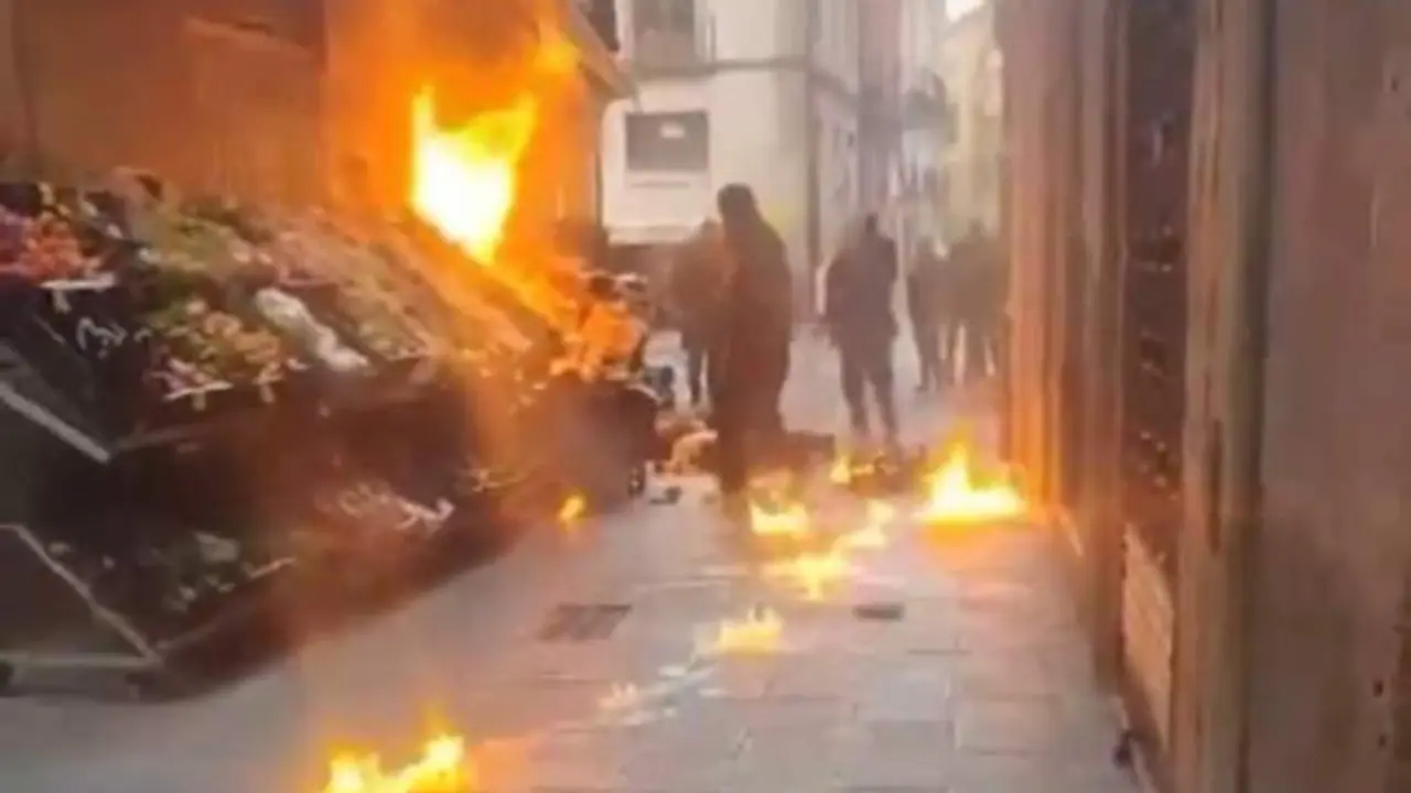 VIDEO. Prende fuego a una frutería y ataca a su dueño con una barra de hierro