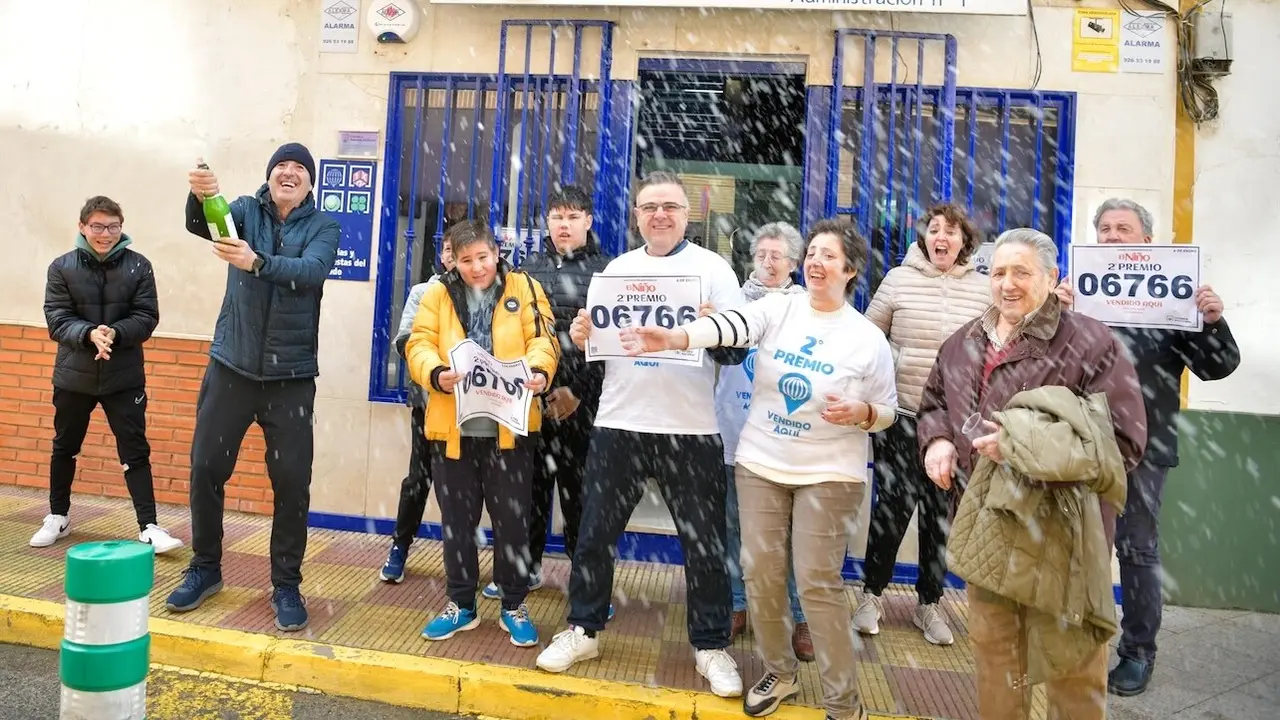 Celebraciones en la Administración número 1 de Villarrubia de los Ojos (Ciudad Real) tras repartir parte del segundo premio del sorteo de 'El Niño' 2025 - EP/Eusebio García del Castillo