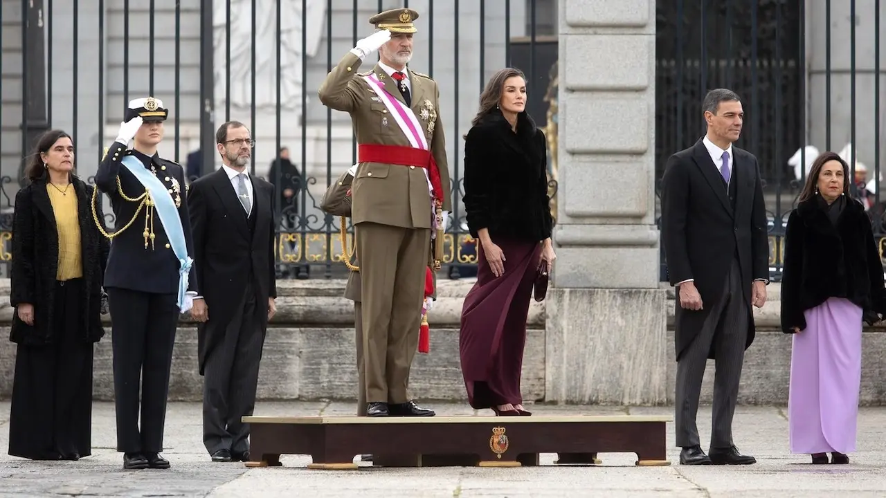 La princesa Leonor, el rey Felipe VI, la reina Letizia, el presidente del Gobierno, Pedro Sánchez, y la ministra de Defensa, Margarita Robles, durante la Pascua Militar - EP/Alejandro Martínez