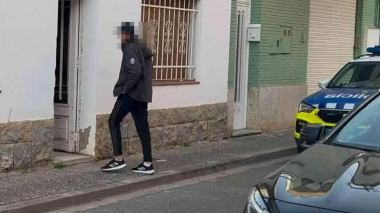 La policía los echa de su casa para dejar entrar a unos okupas con una prueba ridícula