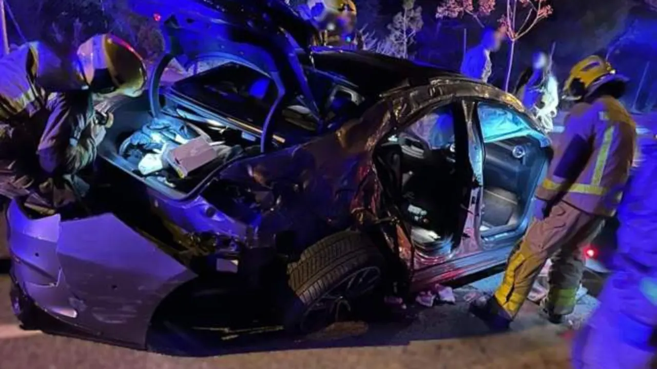 Pierden el control del coche y un ocupante acaba con el brazo arrancado al chocar, accidente, choque, colisión,