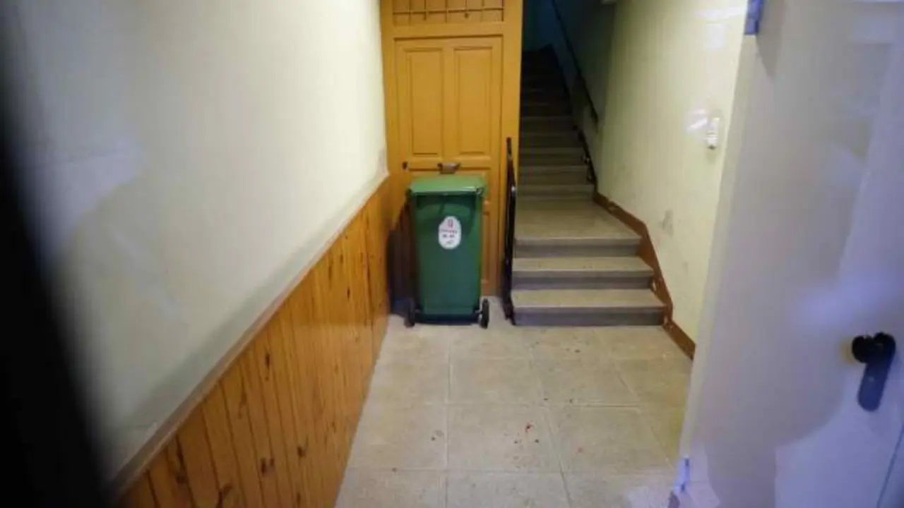 Le corta el cuello al novio de su expareja y se atrinchera en un piso tras ello
