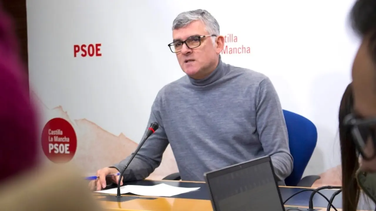 El presidente del PSOE en las Cortes de Castilla-La Mancha, Ángel Tomás Godoy, durante la rueda de prensa que ha ofrecido en el Parlamento regional