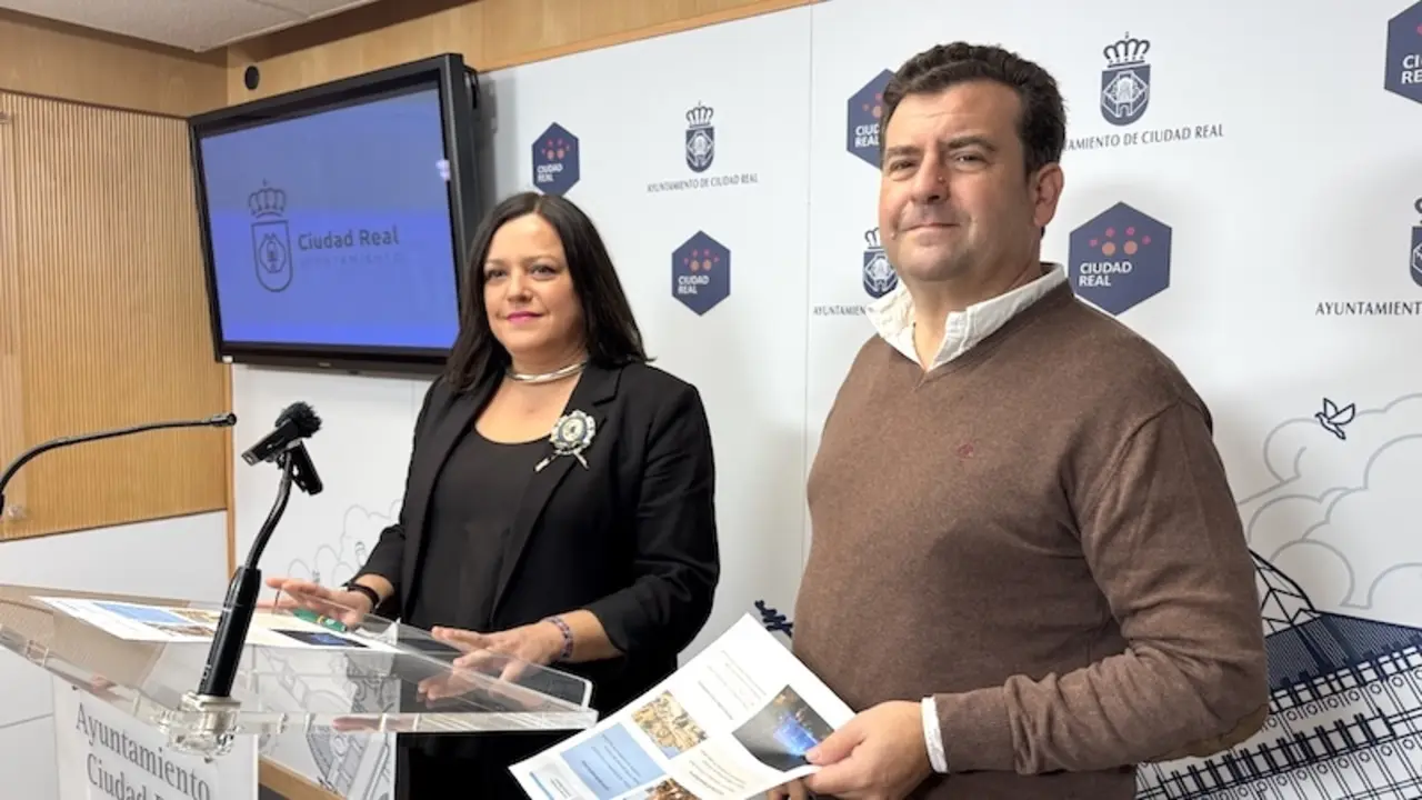 La concejala de Festejos de Ciudad Real, Fátima de la Flor, y el concejal de Seguridad, Ricardo Chamorro, durante la rueda de prensa que han ofrecido