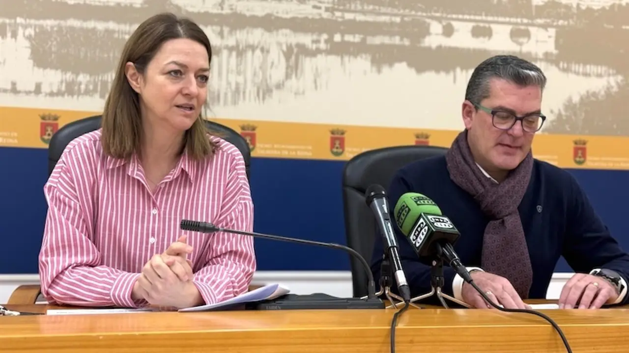 La viceportavoz del Ayuntamiento de Talavera, Gelen Delgado. junto al concejal de Cultura, Enrique Etayo, durante la rueda de prensa que han ofrecido