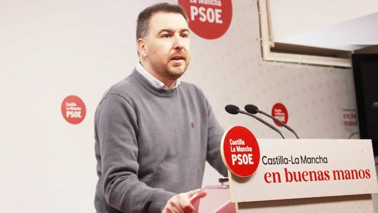 El diputado regional del PSOE, Antonio Sánchez Requena, durante la rueda de prensa que ha ofrecido en la sede de los socialistas en Toledo