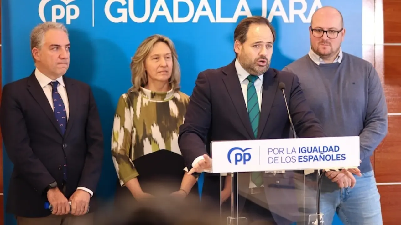 El presidente del PP de Castilla-La Mancha, Paco Núñez, durante la rueda de prensa que ha ofrecido en Guadalajara junto al vicesecretario nacional del PP, Elías Bendodo