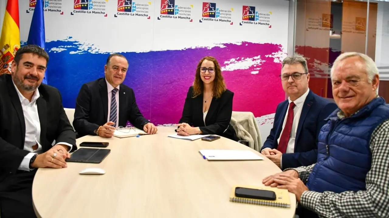 La consejera de Igualdad de Castilla-La Mancha, Sara Simón, y el presidente de la FEMP CLM, José Julián Gregorio, durante el encuentro que han mantenido