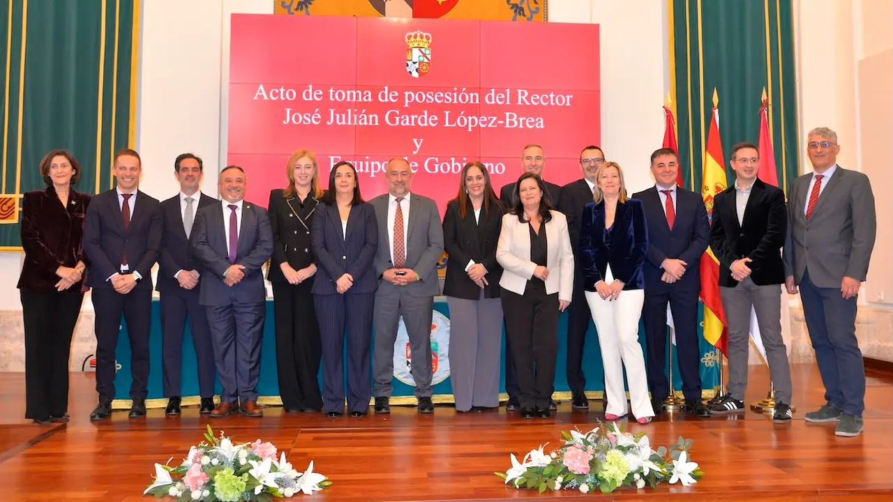 El rector de la UCLM, Julián Garde, y su nuevo equipo de gobierno han tomado posesión de sus cargos