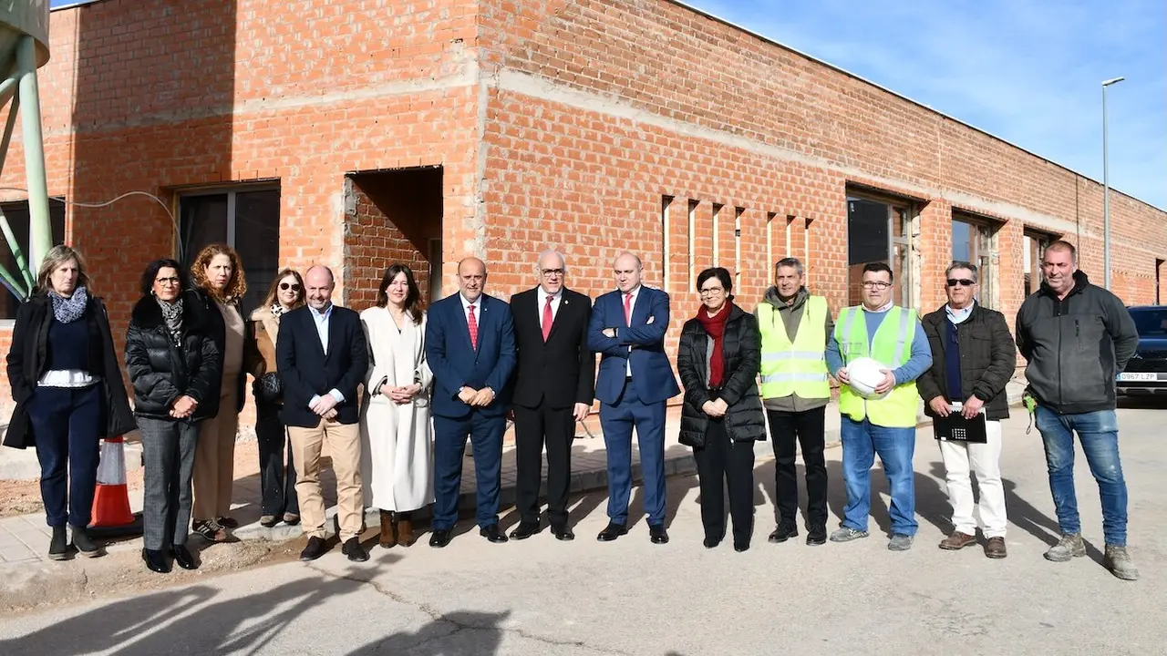 El vicepresidente primero del Gobierno de Castilla-La Mancha, José Luis Martínez Guijarro, ha visitado las obras del nuevo centro de salud ‘Manzanares II’
