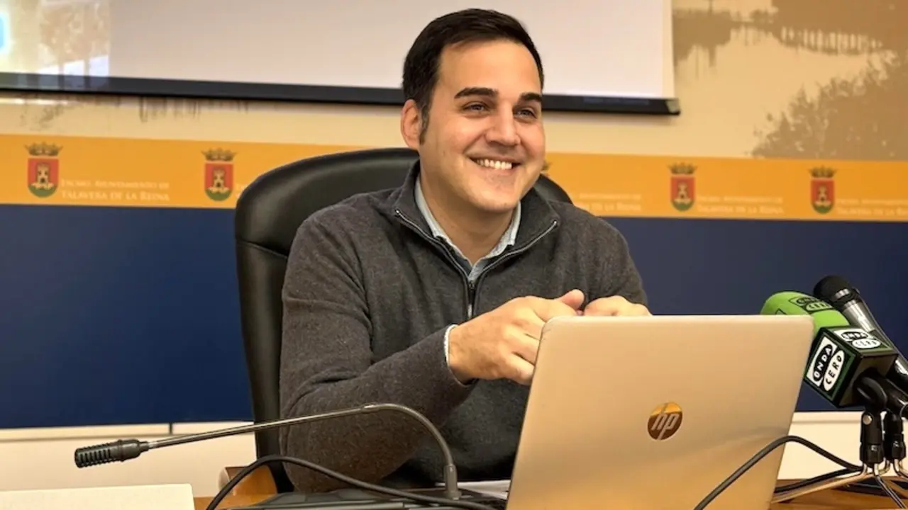 El concejal de Transformación Digital y Energética y Nuevas Tecnologías del Ayuntamiento de Talavera, Javier Muñoz-Gallego, en rueda de prensa